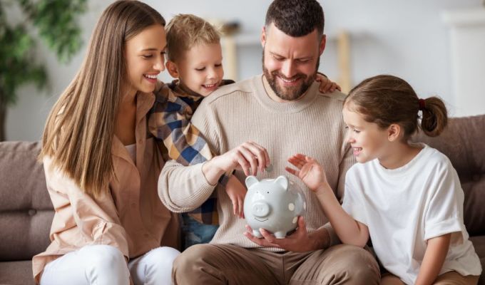 starsza zadowolona para przed ekranem laptopa