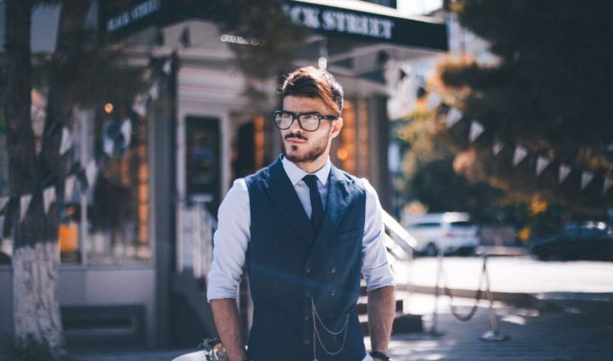 mężczyzna w garniturze